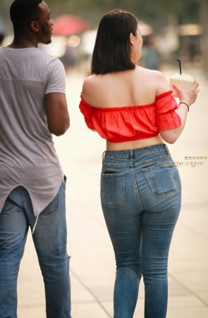 丰满的紧身牛仔