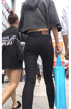 黑色紧身裤妹子