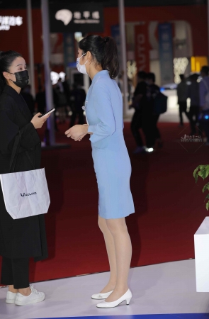 【街拍心灵】肉丝美腿街拍高跟车展礼仪