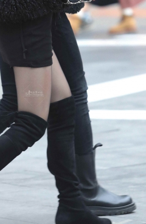 漂亮街拍黑丝少妇