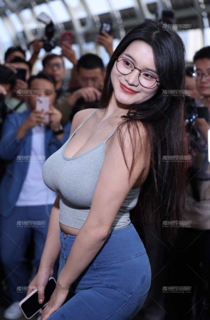 路上遇到个牛仔裤大胸mm