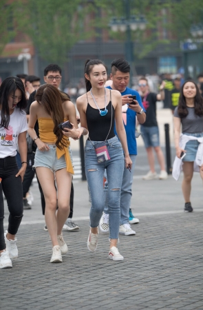 极品裸背紧牛美女