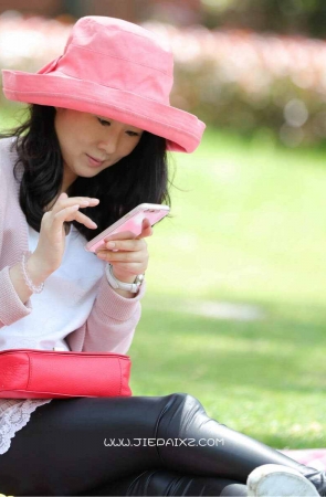 街拍粉色帽子的甜美时尚少妇