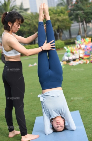 跟着老师来做引体向上