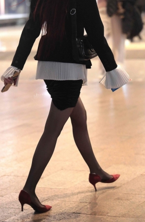 黑丝高跟街拍少妇