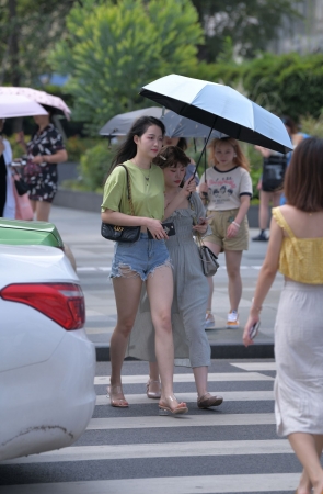 热裤大白腿小姐姐