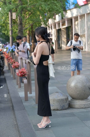 抓拍唯美抹胸裙小姐姐