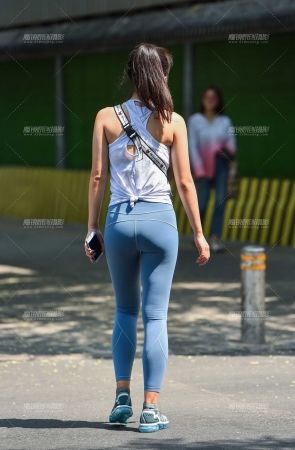 烈日下的高挑瑜珈美妇