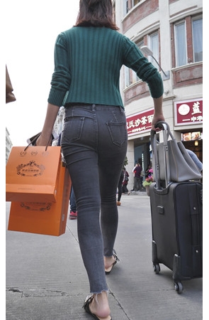 紧身黑色牛仔裤