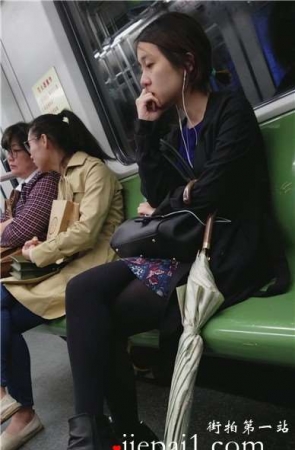 4k-地铁上拍摄听歌的文静小女孩。