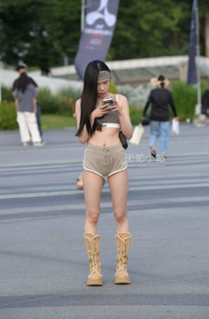 街拍夏日超短热裤小姐姐