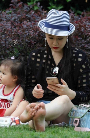 美女辣妈不忘来张自拍