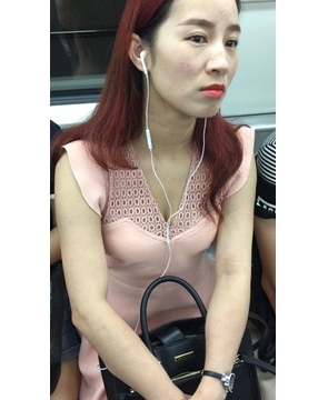 偶遇低胸v领粉色裙美女