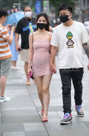 街拍漂亮抹胸裙女友