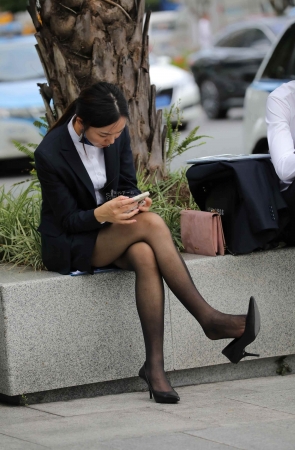 【街拍心灵】气质OL制服高跟黑丝街拍挑鞋