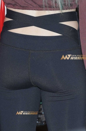 性感 白嫩肌肤 健美裤美眉