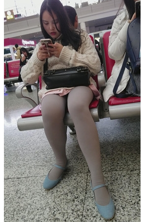 两个年轻的妹子