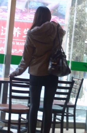 极品好身材的紧身裤高跟美女