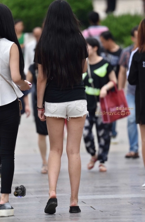 2016-05-30紧身小白裤美眉15张