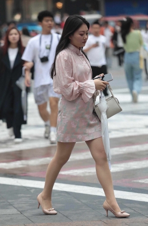 街拍肉丝高跟少妇-14P