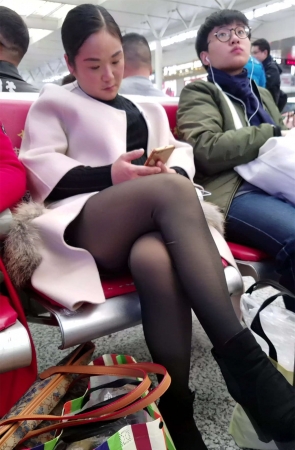 候车室的极品黑丝美腿少妇