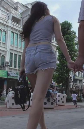 极品苗条小蛮腰热裤丰满美女小姐姐 [384 MB]