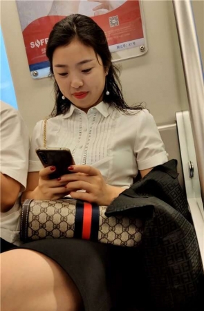 甜美的酒窝美女