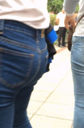 圆臀蓝色紧身牛仔裤美眉超紧绷