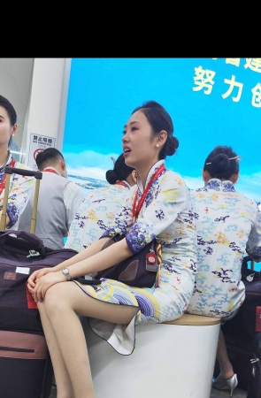 4K视频候机楼偶遇海航空姐灰丝旗袍高跟走路坐姿绝美