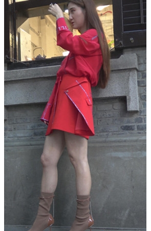 红裙长发气质美女