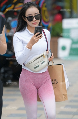 性感粉色瑜伽美女