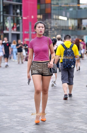 高跟鞋短裤少妇