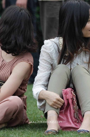 街拍漂亮的短丝靓妹