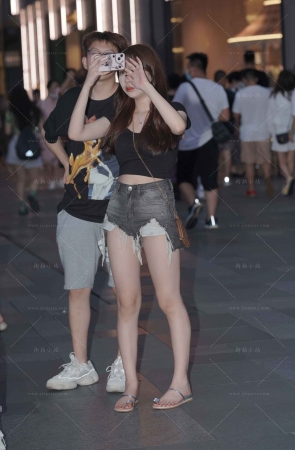 灰色热牛小姐姐