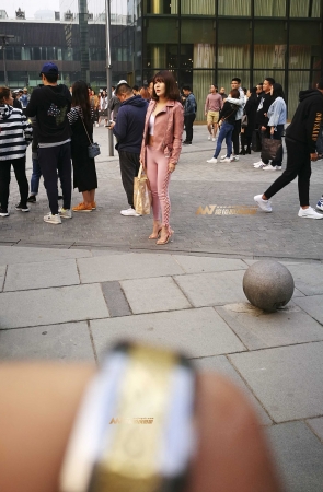 紧裤 小翘臀 内裤若隐若现