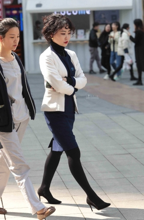 漂亮黑丝街拍高跟OL