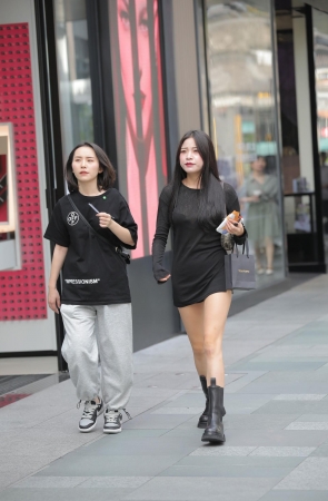 黑色连体短裙妹子