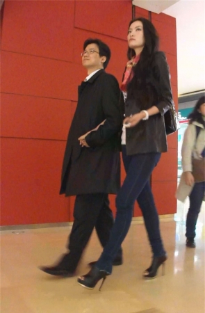 性感超紧身牛仔长腿美女