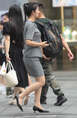 诱惑街拍肉丝高跟OL