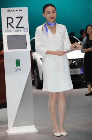 【街拍心灵】雷克萨斯礼仪超街拍薄肉丝白高跟美腿