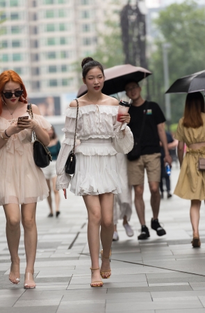 路肩白色裙子美女