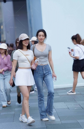 街拍牛仔长裤美姐