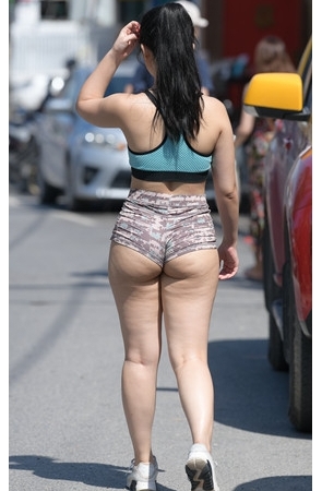 模拍紧身短裤月牙丰腴美女【套图+视频】