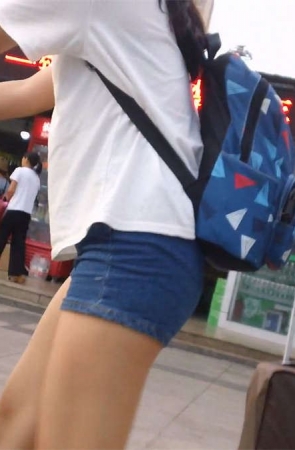 牛仔热裤青春小美女