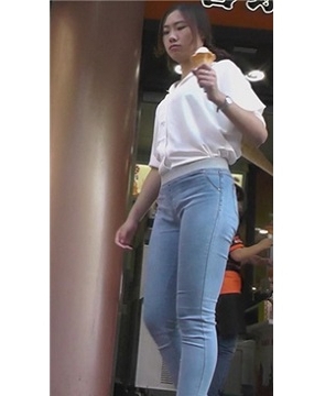 脸色红润紧身蓝牛好身材美女跟男友手挽手压马路。[639 MB]