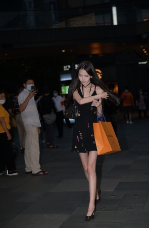 比筷子还细的腿/231130-6-76