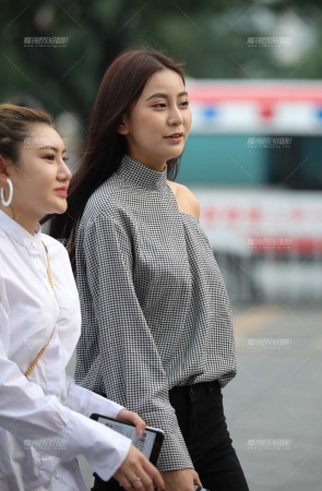 俏丽动人的美女