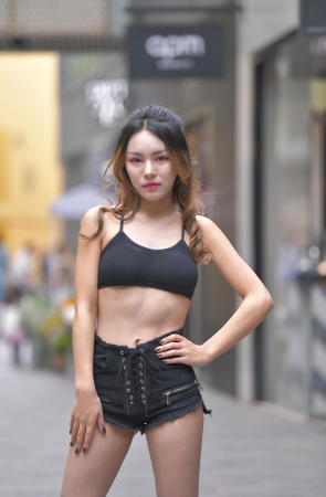 身材火辣黑色小热裤