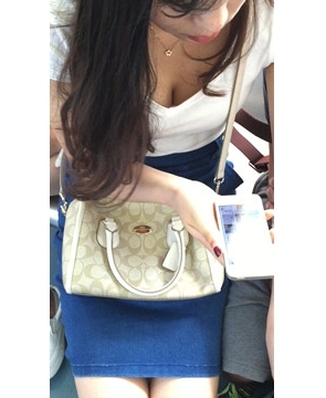 地铁上的牛仔裙妹子