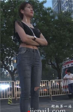 4k-夜晚步行街偶遇圆臀紧身蓝牛美眉 [2.94 GB]